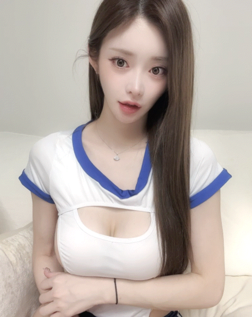채채 노출의상을 입고 카메라 응시하는 모습 채채 노출의상을 입고 카메라 응시하는 모습